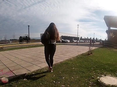 azjatycka uczennica targa długiego kutasa