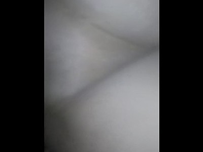 nastolatka z seks zabawką na pasku posuwa koleżankę