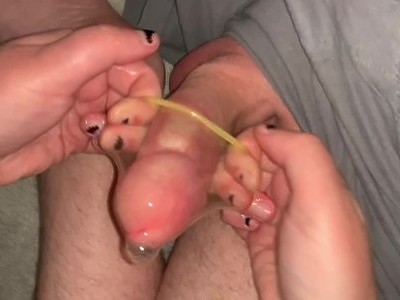 zgrabna nastolatka masturbuje się na schodach