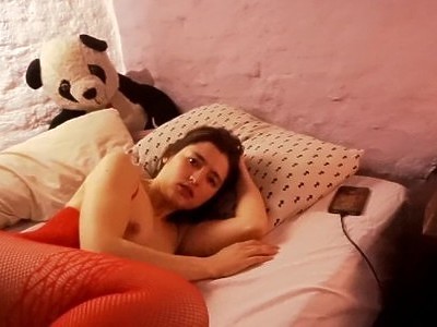 młoda blondi zadowala swoją cipkę