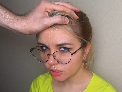 nastolatka ma rozjebaną dupę