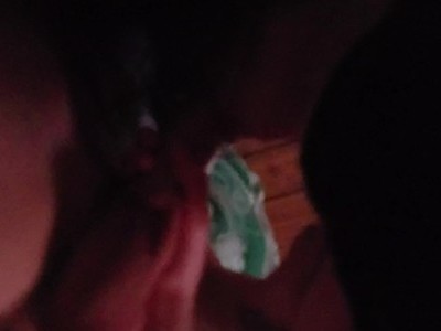 słodka amatorka liże swe paluszki