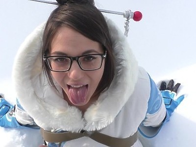 nastolatka wciska palce w swe kakaowe oczko