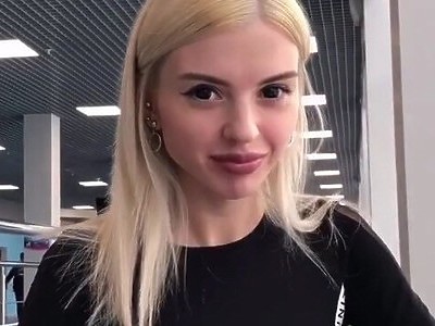 nastolatka liże jej naturalne piersi