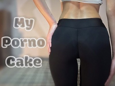 nastolatka w łazience bierze jego fiuta do ust