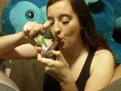 młoda cipka zabawia się z kolegami