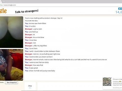 nastolatka klęczy i obciąga wielkiego kutasa