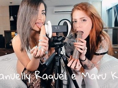 nastolatka tańczy słodko przy lustrze