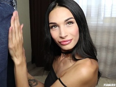 czekoladowa nastolatka na czarnym fiucie