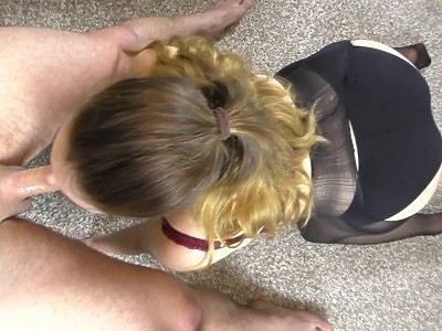 liże jej młodą cipkę