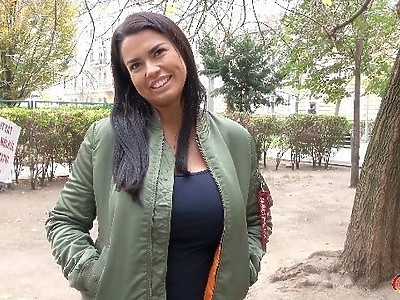 nastolatka w staniku bierze do buzi