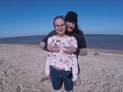 młoda służąca sprzątająca w bieliźnie