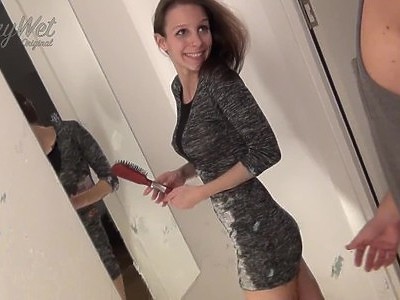 świetna nastolatka masturbuje się ulubioną zabawką