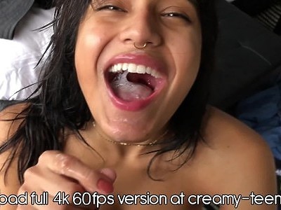 amatorka wypina dupcie na łóżeczku