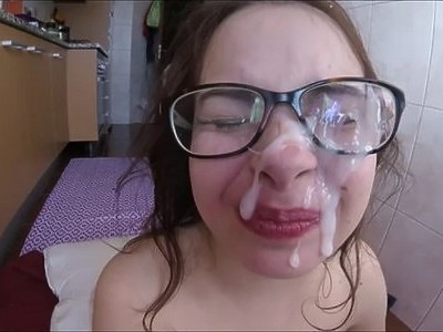 czekoladowa amatorka wyliuje jego penisa