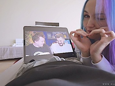 uczennica zapinana na biurku po lekcji matematyki