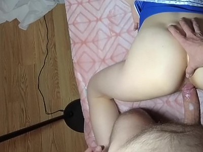 wygimnastykowana nastolatka ze spermą na pośladkach