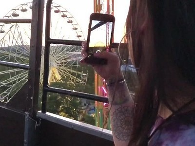 stary nauczyciel chce dziabnąć swoją uczennicę