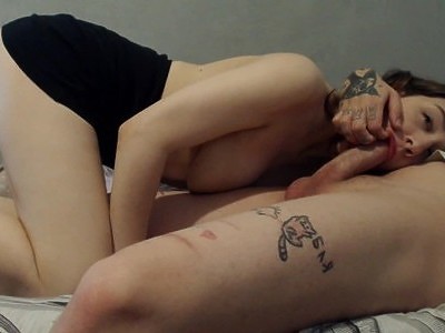 ruda nastolatka kuca przed przystojniakiem