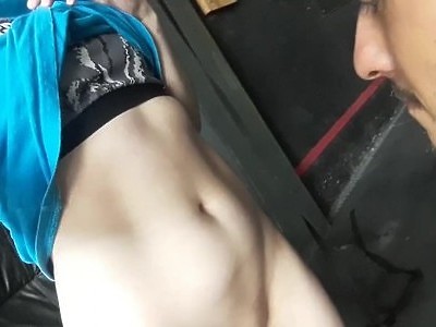 piękne i młode pchają się na pałę łysego faceta