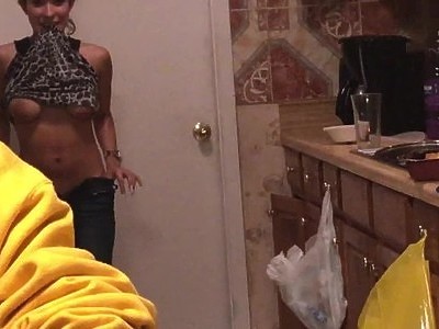 emo nastolatka polizała jego jajka i otrzymała wytrysk na buzie