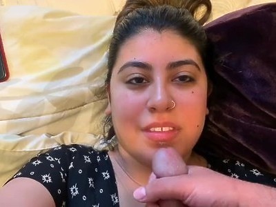 słodka nastolatka robi striptiz przed kamerką