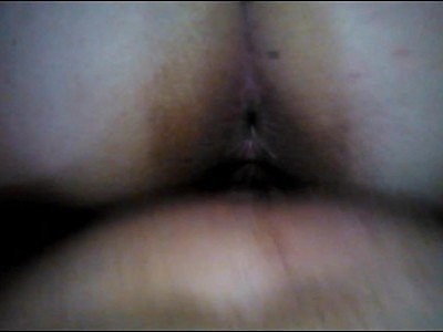 stary kolo delektuje się jej młodą dupką