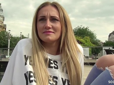 młoda uwielbia masturbować się publicznie