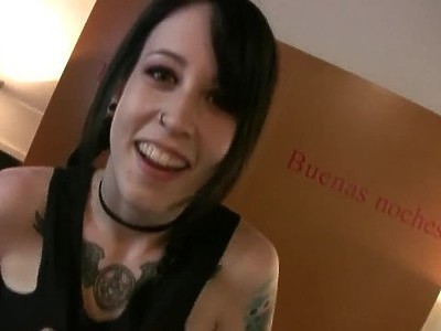 ruda nastolatka ma krągłe kształty