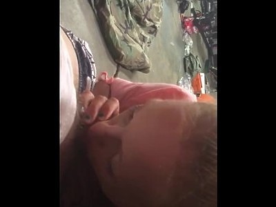 nastolatka z butelką