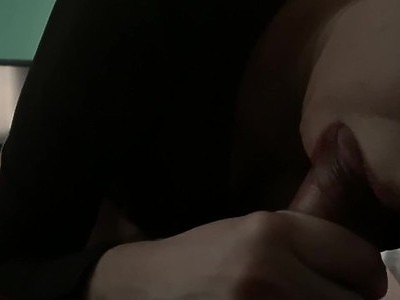 piękna nastolatka pokazuje ciałko