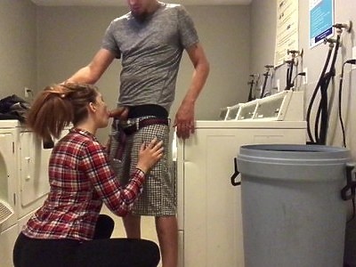 nastolatka wypina dupę i wkłada sobie w nią gumową zabawkę