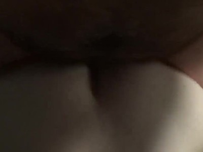 seksik z płaską laseczką na wykładzinie