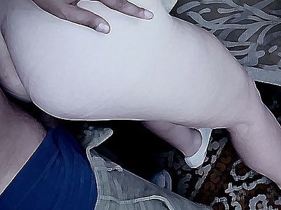 głupiutka dziewica trenuje techniki ssania pałki na dildo