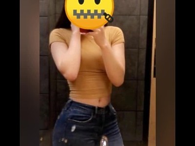 słodka nastolatka zdejmuje białą sukienkę