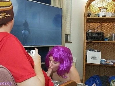 nastolatka z fajnymi cycami pije spermę