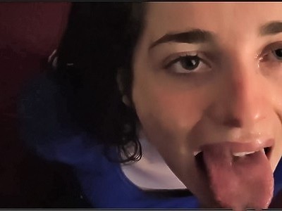 zgrabna mega nastolatka w różowej sukience