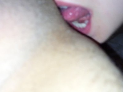 nastolatka testuje nowe zabawki