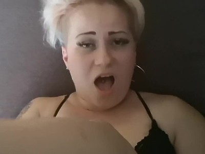 opalona i niegrzeczna nastolatka świetnie się masturbuje