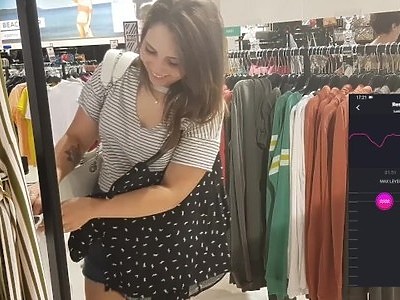 seksi dziewica w okularkach dobrze się masturbuje