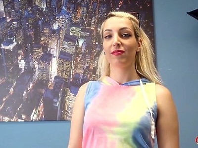 nastolatka na łóżku bierze penisa w dłoń