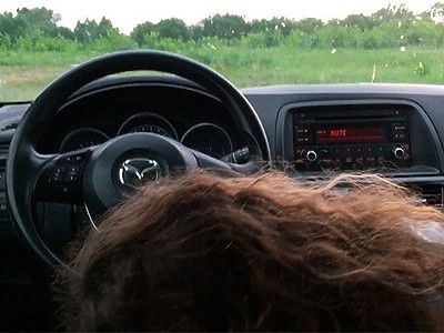 nastolatka bawi się tyłeczkiem