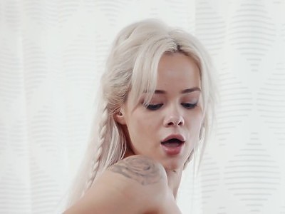 długonoga nastolatka w białych pończochach i obcasach