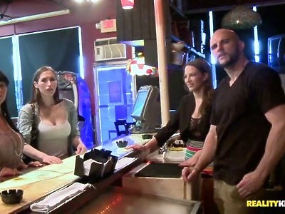 ostra uczennica z wielką gumową zabawką