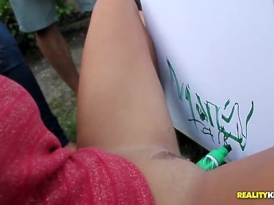 nastolatka ujeżdża go z całych sił