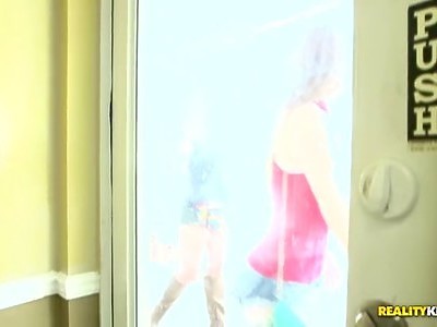 nastolatka wpadła się zaprezentować