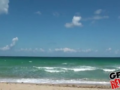 nastolatka zabawia się z sąsiadem