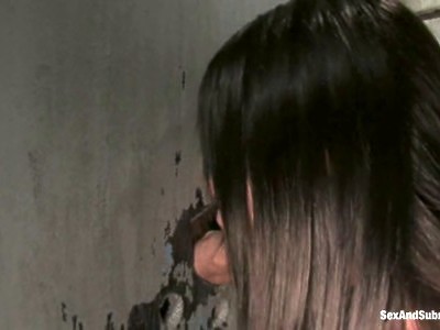 ruda nastolatka zabawia się na łóżku