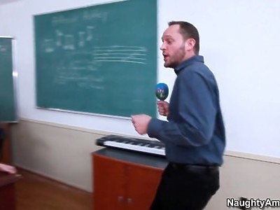 młoda przy grubej czarnej pale