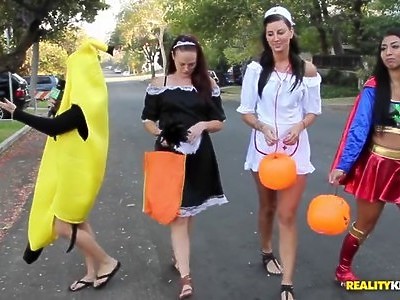 nastolatka puszcza pawia podczas loda